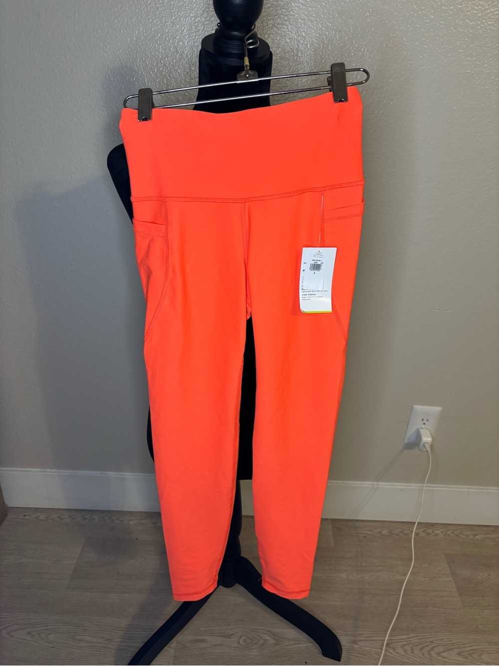 Old Navy Neon Orange High-Rise 7/8 Elevate Leggings Size Small NWT